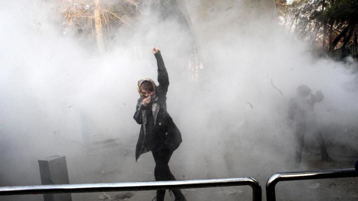 Estudiantes iraníes se enfrentan el 30 de diciembre con la policía antimotines en Teherán.