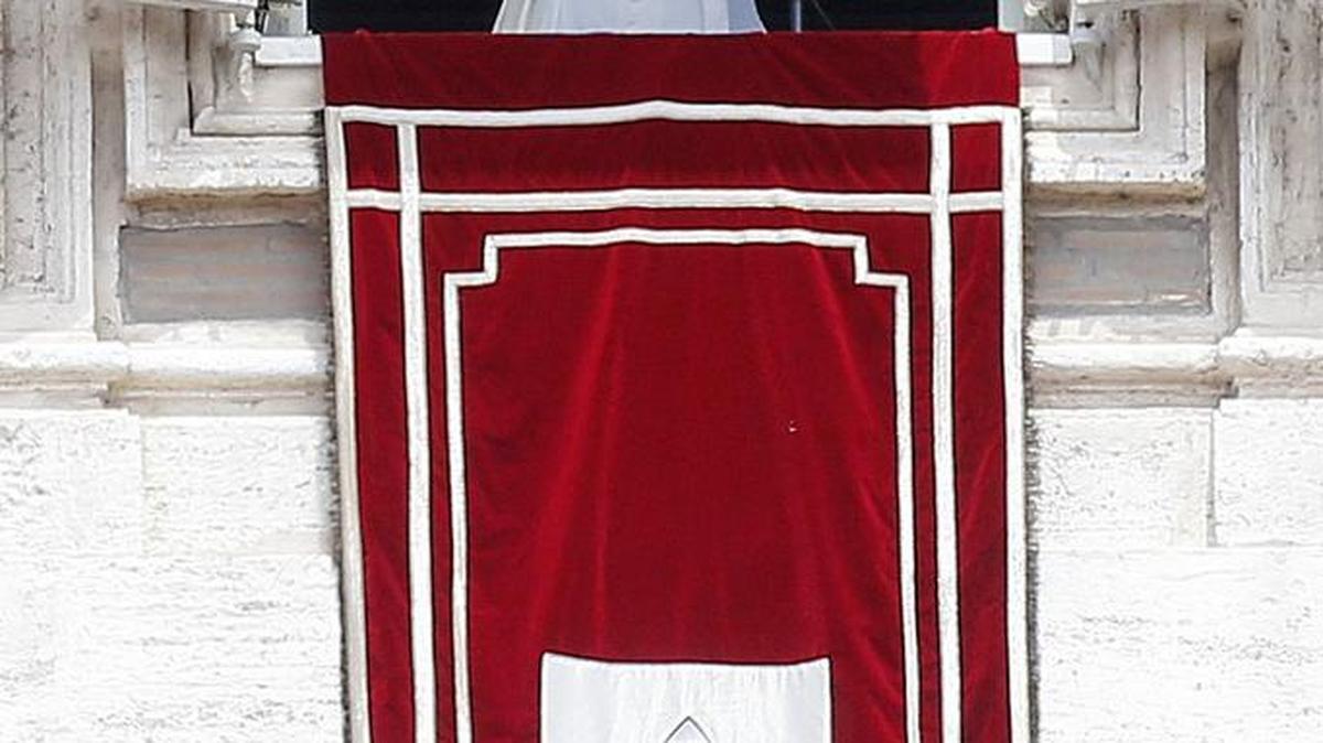 El papa Francisco bendice a la multitud en la Plaza de San Pedro en el Vaticano el pasado jueves.