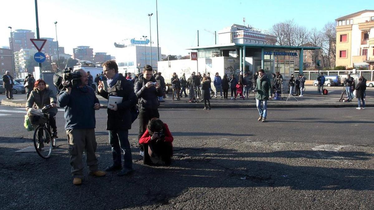 Periodistas trabajan en el lugar en el que el tunecino de 24 años sospechoso de cometer el atentado de Berlín, Anis Amri, fue abatido en un tiroteo con la Policía italiana en la ciudad de Milán.