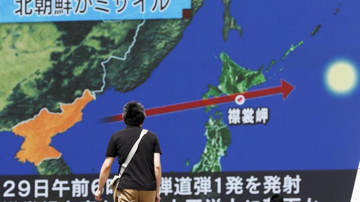Un viandante observa la trayectoria del misil norcoreano en una pantalla gigante colocada en Tokio (Japón) el 29 de agosto de 2017.