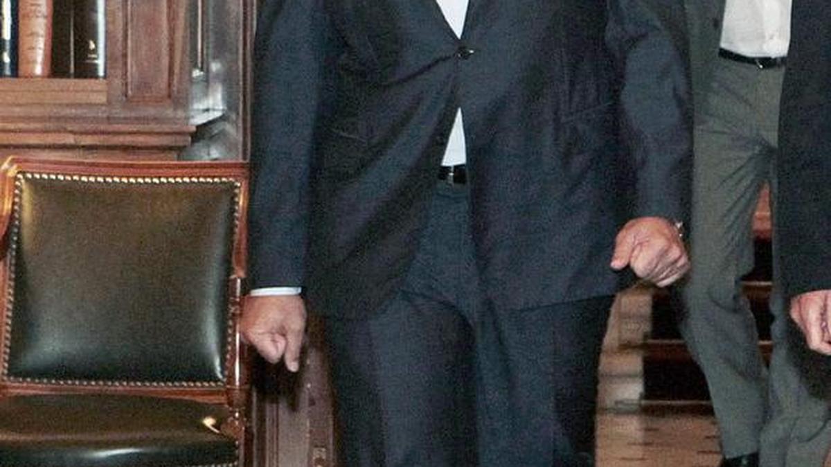
El primer ministro griego, Alexis Tsipras, llega el jueves para reunirse con el presidente griego, Prokopis Pavlopoulos, durante una reunión en el palacio presidencial de Atenas.
