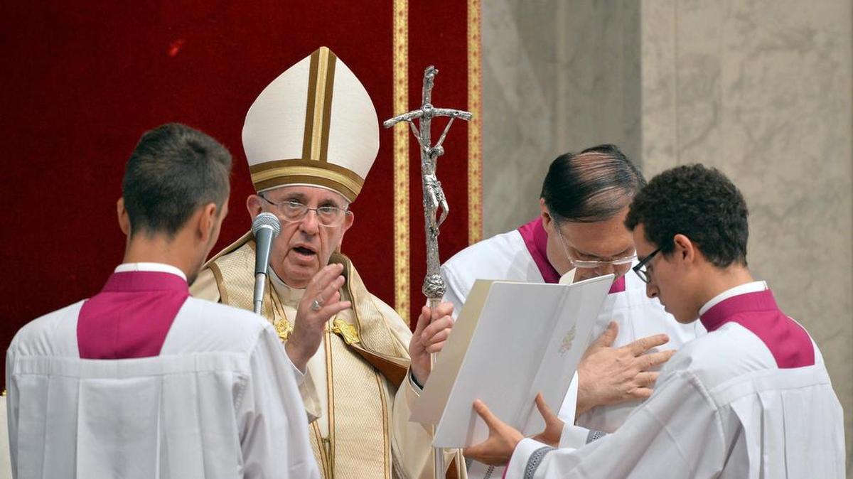
El papa Francisco oficia una misa en la basílica de San Pedro, Ciudad del Vaticano. El Pontífice autorizó a los sacerdotes que absuelvan “el pecado de aborto a quienes lo han practicado y que estén arrepentidos de corazón”, durante el Jubileo de la Misericordia que comienza el 8 de diciembre y se celebrara hasta el 20 de noviembre de 2016.
