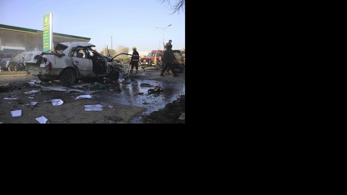 <cutline_leadin>Bomberos y</cutline_leadin> miembros de las fuerzas de seguridad inspeccionan el lugar tras explotar un artefacto que tenía como objetivo el coche de un juez del tribunal provincial en Jalalabad, Afganistán, el miércoles.<252><252>