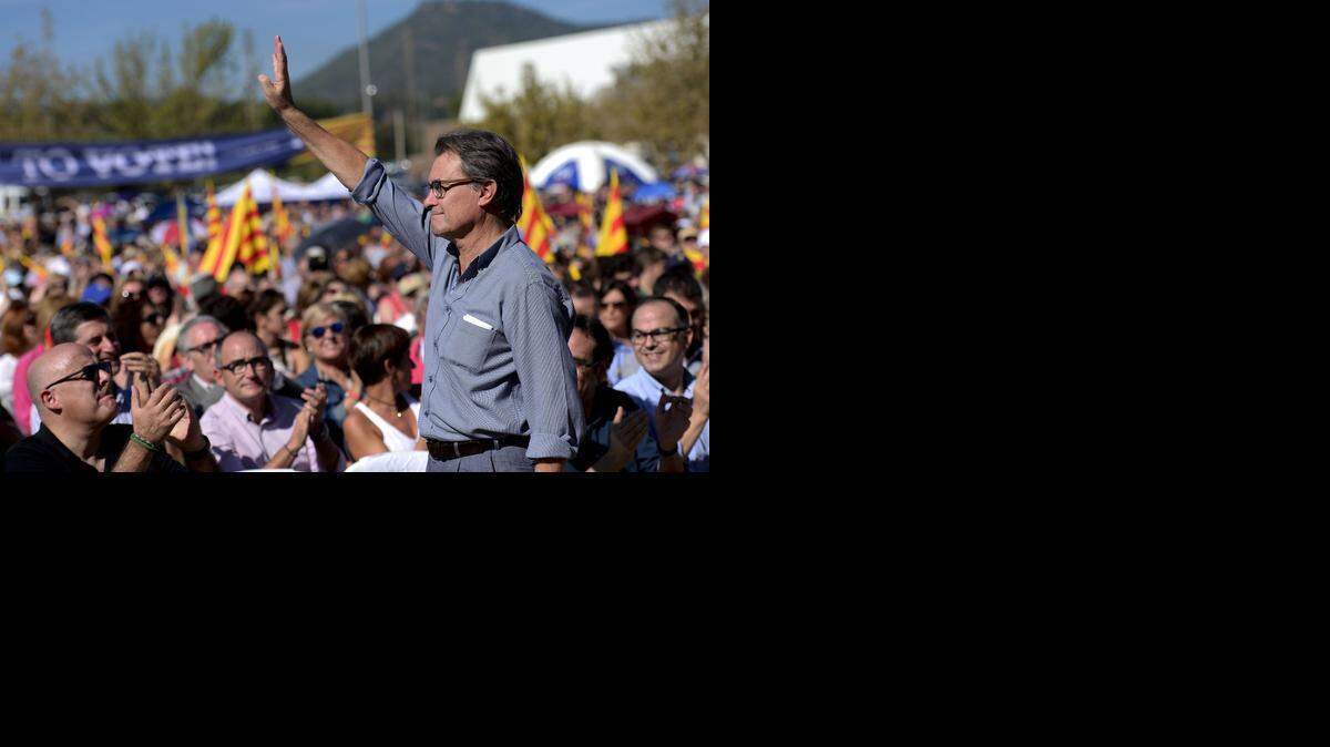 
El gobierno catalán de Artur Mas, que intentó por todos los medios mantener su prometida consulta independentista el 9 de noviembre, renunció finalmente a ella este lunes.
