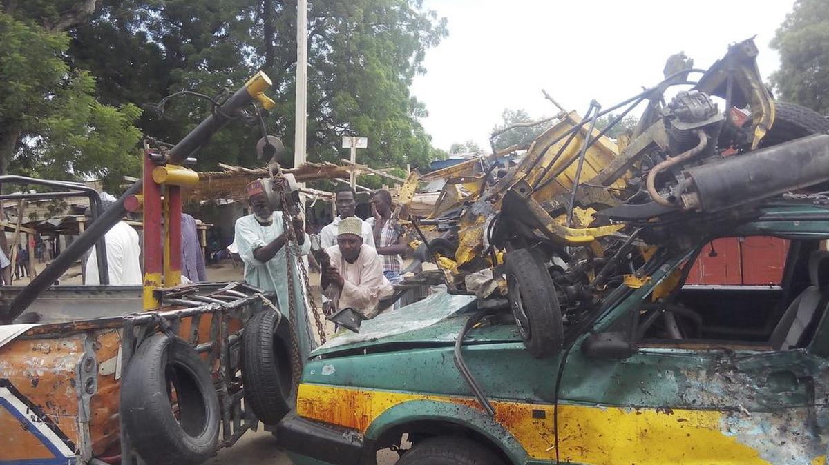 
Al menos ocho personas han muerto después de que una terrorista suicida se inmolara en el mercado. La terrorista suicida se hizo pasar por una vendedora de fruta antes de detonar el artefacto explosivo.
