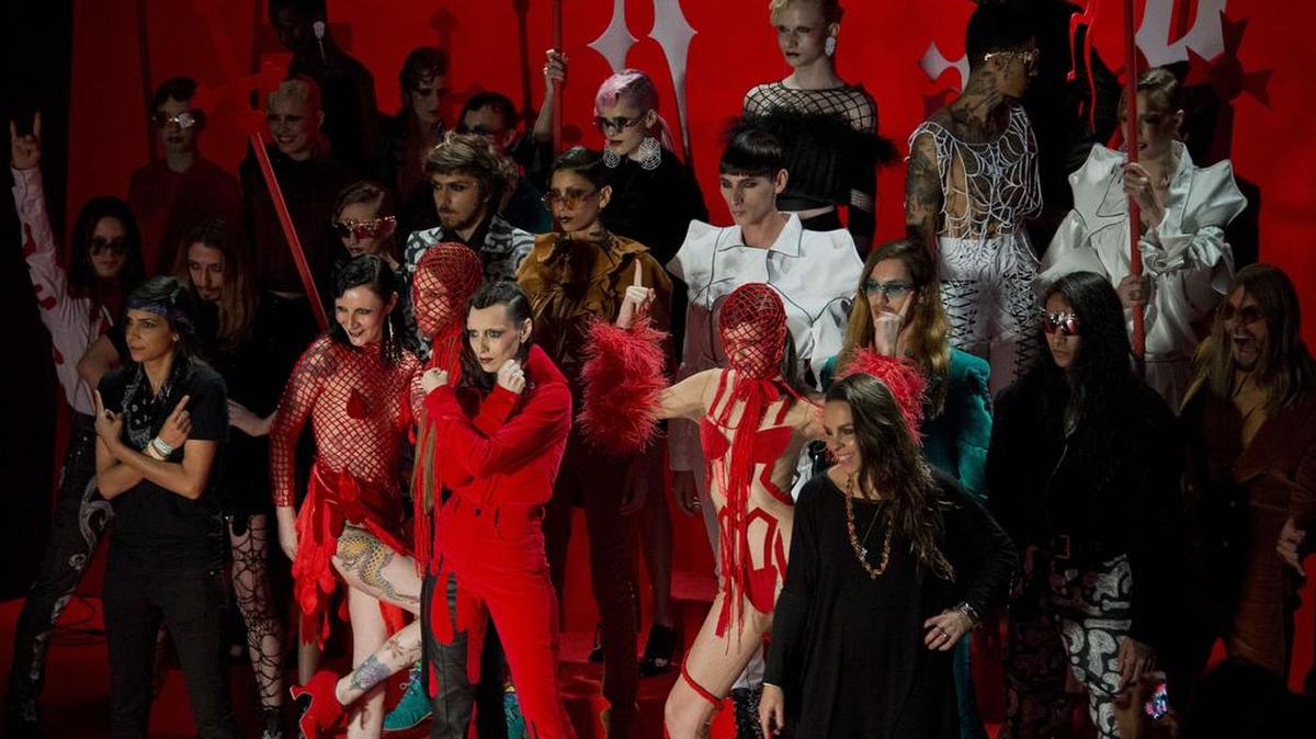 Foto de archivo. Modelos presentan las creaciones de Amapo durante la colección de invierno 2016 de la Semana de la moda de Sao Paulo en Sao Paulo, Brasil el 23 de octubre, 2015.