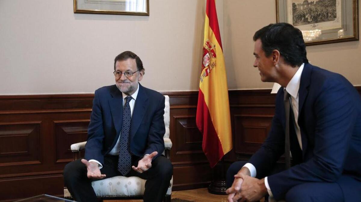 El presidente del PP y del Gobierno en funciones, Mariano Rajoy (i), y el secretario general del PSOE, Pedro Sánchez, se han reunido este mediodía en el Congreso, en un último intento del primero para convencer al líder socialista de que apoye su investidura en la sesión que comenzará mañana en la Cámara Baja.