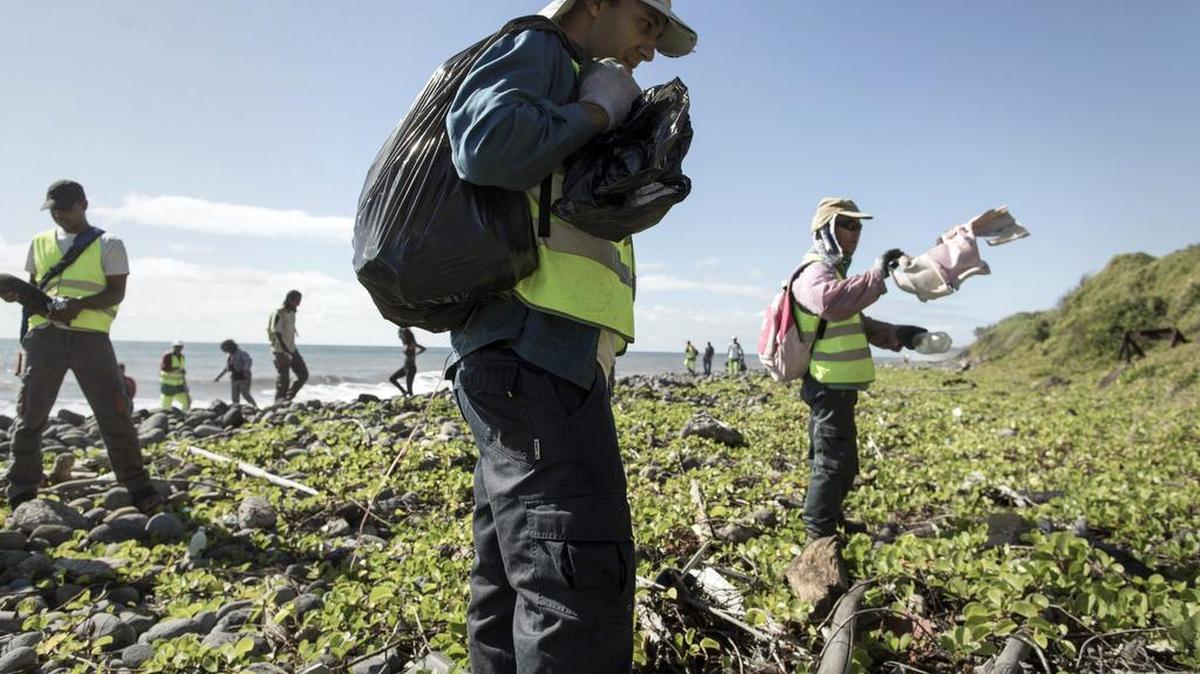 
Trabajadores buscan piezas del avión MH370, el martes, en Saint Andre, Isla de Reunión. Francia ha enviado aviones, helicópteros y barcos, además de unidades de su fuerza naval, para la búsqueda de los restos del avión.
