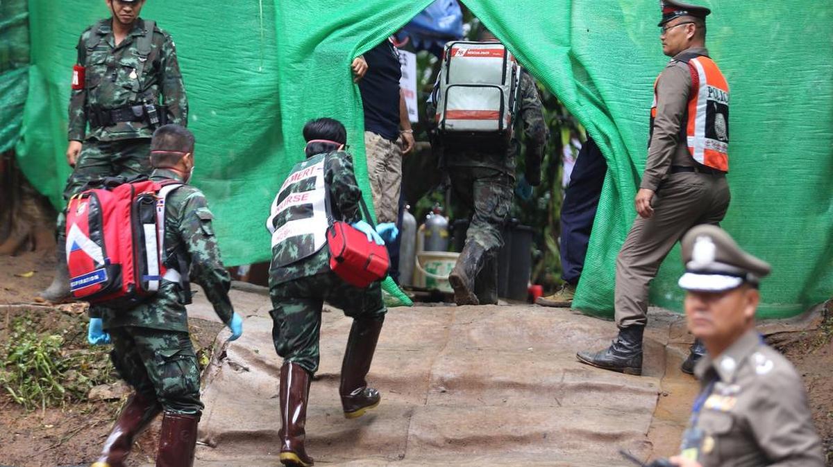 Personal médico accede a una zona restringida durante los preparativos para transportar a los niños rescatados al hospital en los alrededores de la cueva Tham Luang en el parque Khun Nam Nang, provincia de Chiang Rai (Tailandia) ayer, 8 de julio de 2018.
