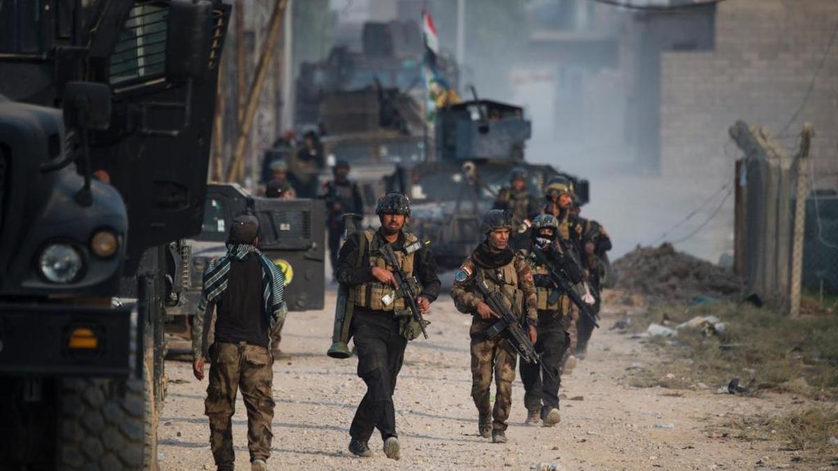 Soldados de las fuerzas especiales iraquíes llegan a tomar posiciones en su avanze en la ciudad de Mosul.