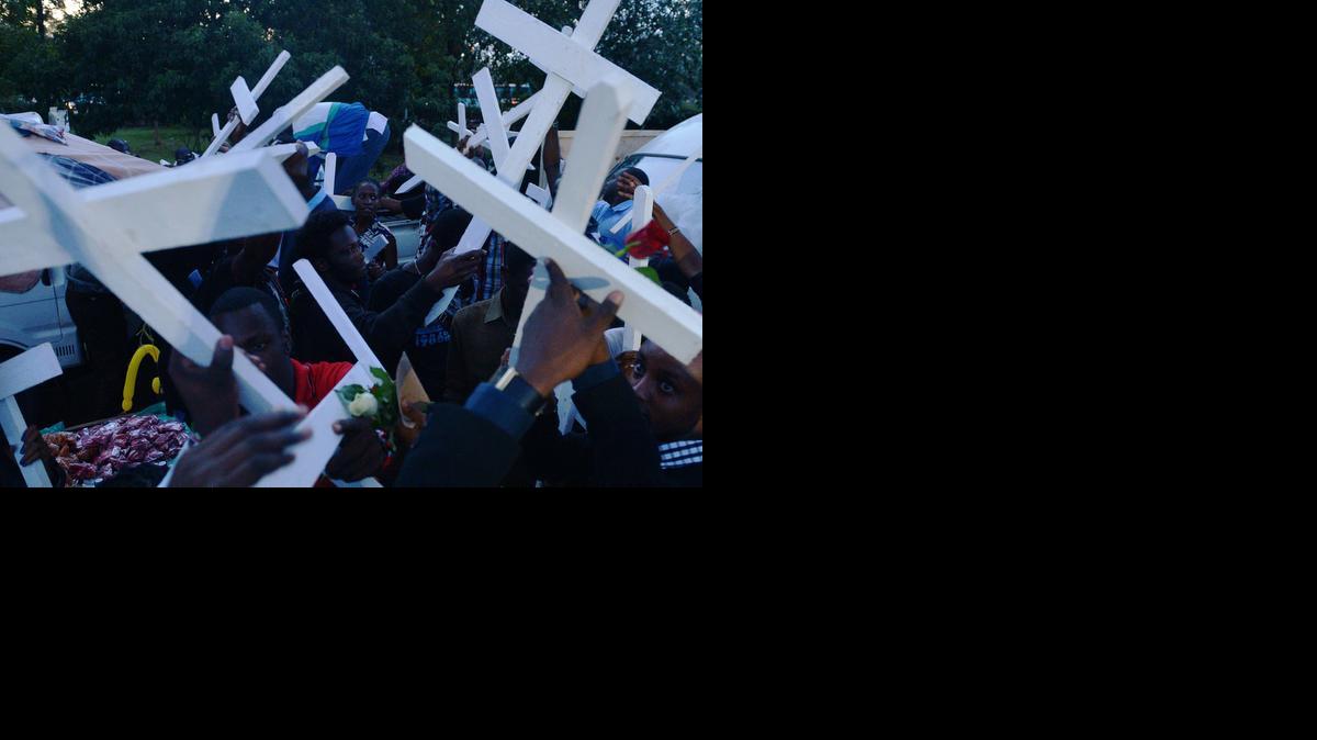 
Cientos de personas se congregaron el martes en el parque Uhuru de Nairobi para recordar a las 148 personas asesinadas por Al Shabab y pedir al Gobierno keniano que mejore la seguridad en el país.
