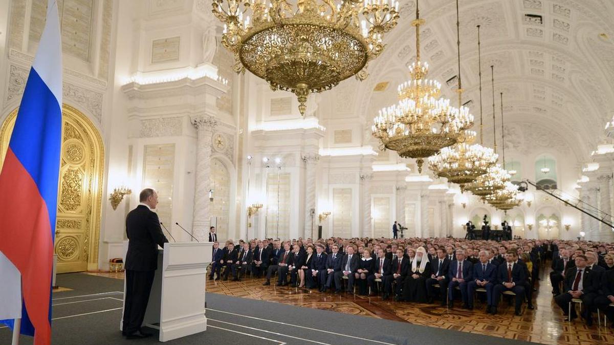 El presidente ruso, Vladímir Putin, da su discurso anual ante la Asamblea Federal en el Salón San Jorge del Gran Palacio del Kremlin en Moscú (Rusia) hoy, 3 de diciembre de 2015. Putin volvió a cargar hoy contra Turquía y su liderazgo, a quien acusó de "llenarse los bolsillos con el crudo robado" en Siria e Irak, en su tradicional alocución sobre el estado de la nación.