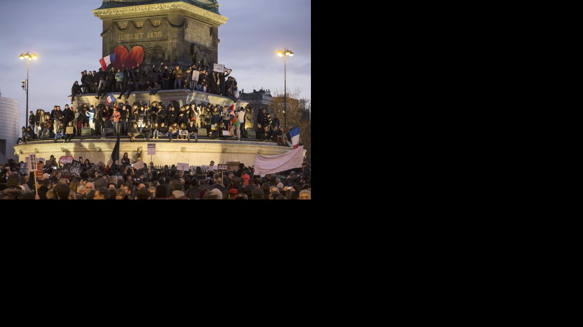 
Más de un millón de personas desbordaron los bulevares de París durante una marcha encabezada por decenas de gobernantes mundiales en favor de la unidad contra el terrorismo, la más multitudinaria en la historia de Francia a decir de las autoridades. 
