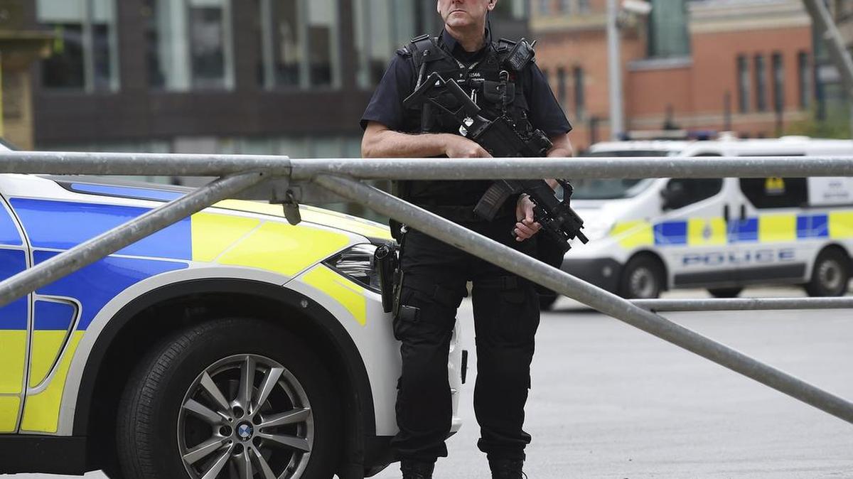 Un policía británico monta guardia en las calles de Manchester (Reino Unido) el 24 de mayo de 2017.