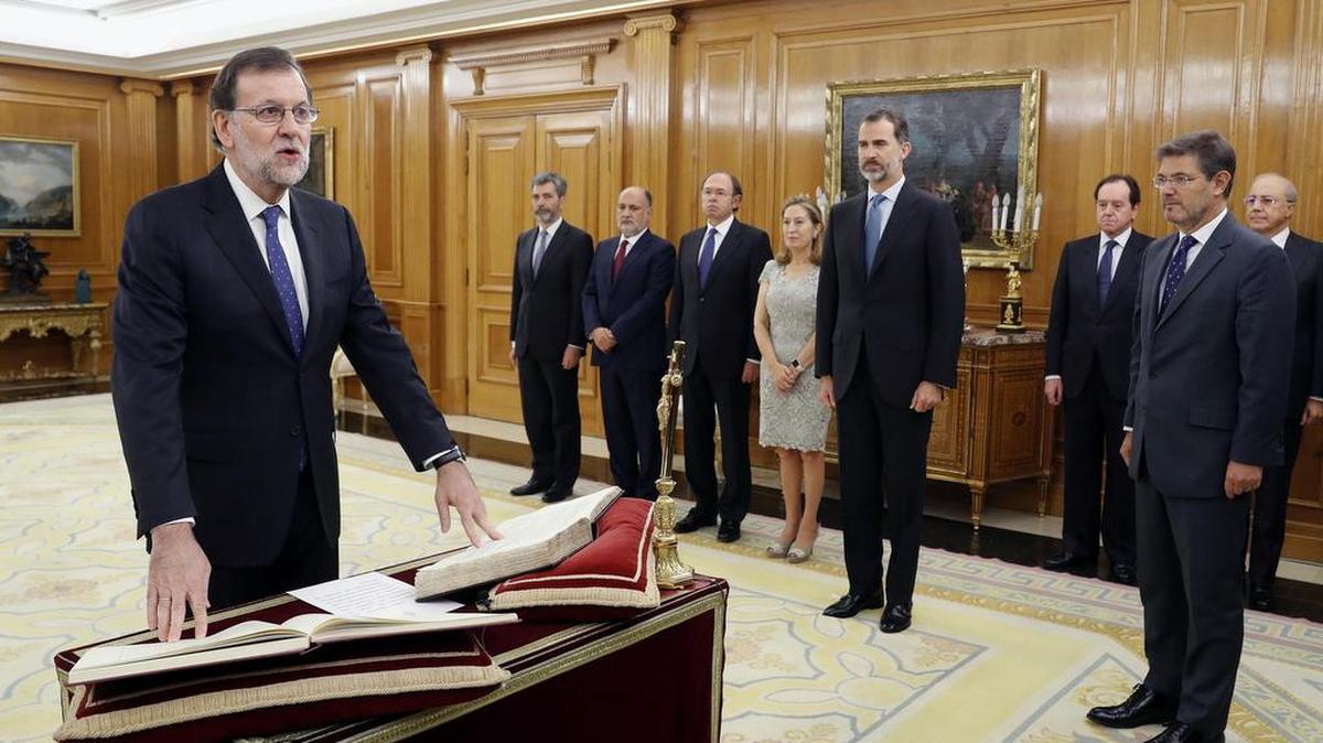 El reelegido presidente del Gobierno, Mariano Rajoy (i), jura el cargo ante el Rey, en presencia del presidente del Consejo General del Poder Judicial (CGPJ) y del Tribunal Supremo, Carlos Lesmes (2i); el presidente del Tribunal Constitucional, Francisco Pérez de los Cobos (3i); el presidente del Senado, Pío García Escudero (4i); la presidenta del Congreso, Ana Pastor (5i), y el ministro de Justicia en funciones, Rafael Catalá (d), como notario mayor del Reino, esta mañana en el Palacio de La Zarzuela.