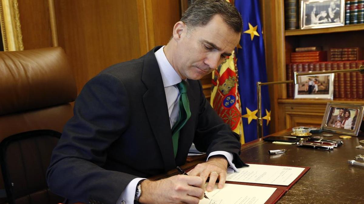 Fotografía facilitada por la Casa Real que muestra al rey Felipe VI firmando en su despacho del Palacio de la Zarzuela el decreto de disolución de las Cortes y de convocatoria de las elecciones generales para el 26 de junio.