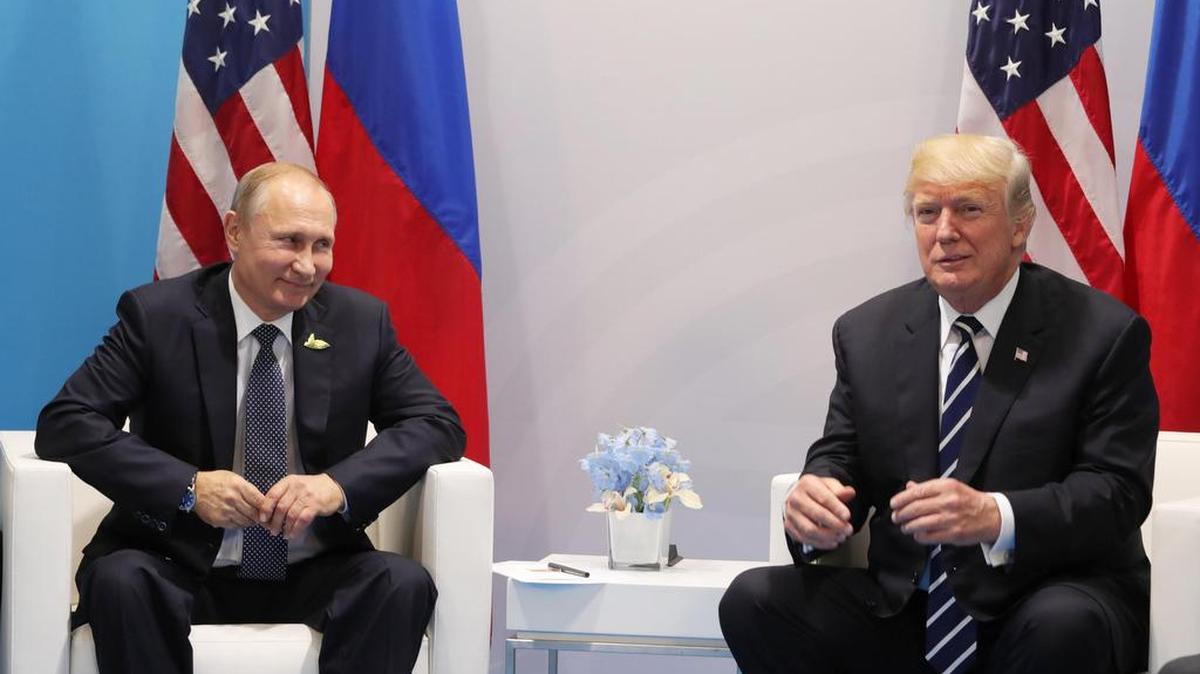 El presidente ruso, Vladímir Putin, conversa con el presidente estadounidense, Donald J. Trump (d), durante una reunión bilateral en el ámbito de la cumbre de líderes de estado y gobierno del G20, en Hamburgo (Alemania) el 7 de julio de 2017.