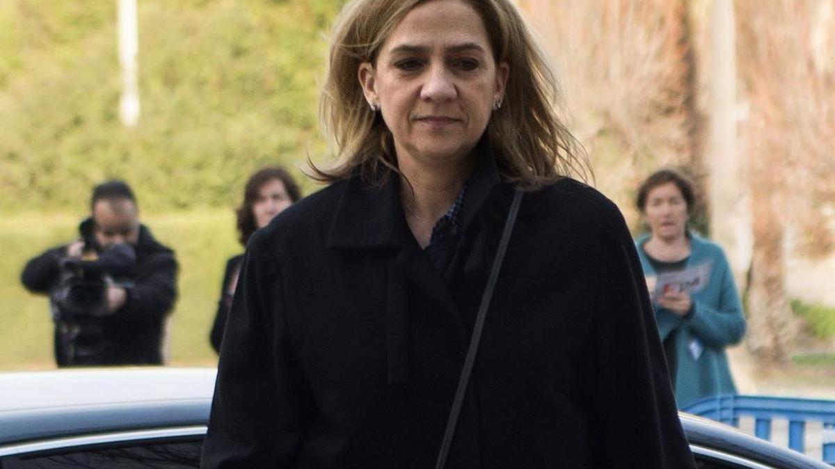 La infanta Cristina, que se sienta en el banquillo acusada de cooperar en delitos fiscales con su marido, Iñaki Urdangarin, a su llegada a la Audiencia de Palma que ha retomado el juicio del caso Nóos.