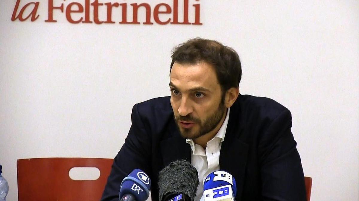 El periodista Emiliano Fittipaldi durante la presentación de su libro “Avarizia” (Avaricia), que revela dispendios excesivos y poca claridad en las finanzas vaticanas.
