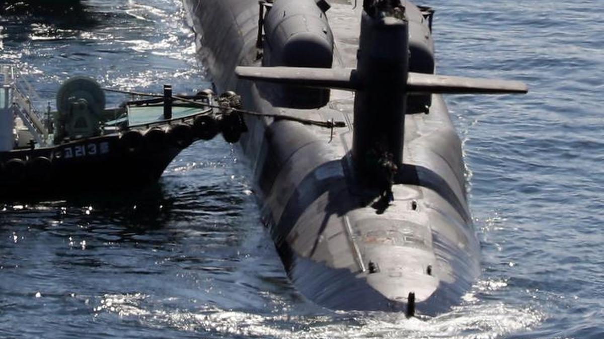 El submarino de propulsión nuclear USS Michigan entra en la base naval de Busan, Corea del Sur, el 13 de octubre de 2017.