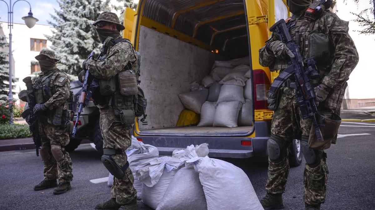 
Agentes ucranianos custodian un cargamento de contrabandistas en una carretera en Kiev.
