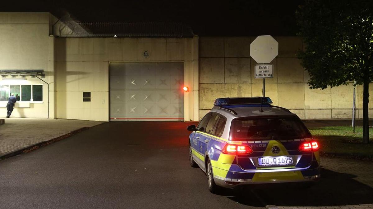 Fotografía de archivo del 6 de marzo de 2007, muestra la entrada al estacionamiento de la correccional (JVA) Leipzig en Leipzig (Alemania).