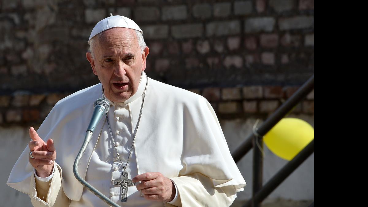 
El papa Francisco habla a una multitud durante su visita a la iglesia de Santa María Regina Pacis, en Ostia, al sur de Roma. 
