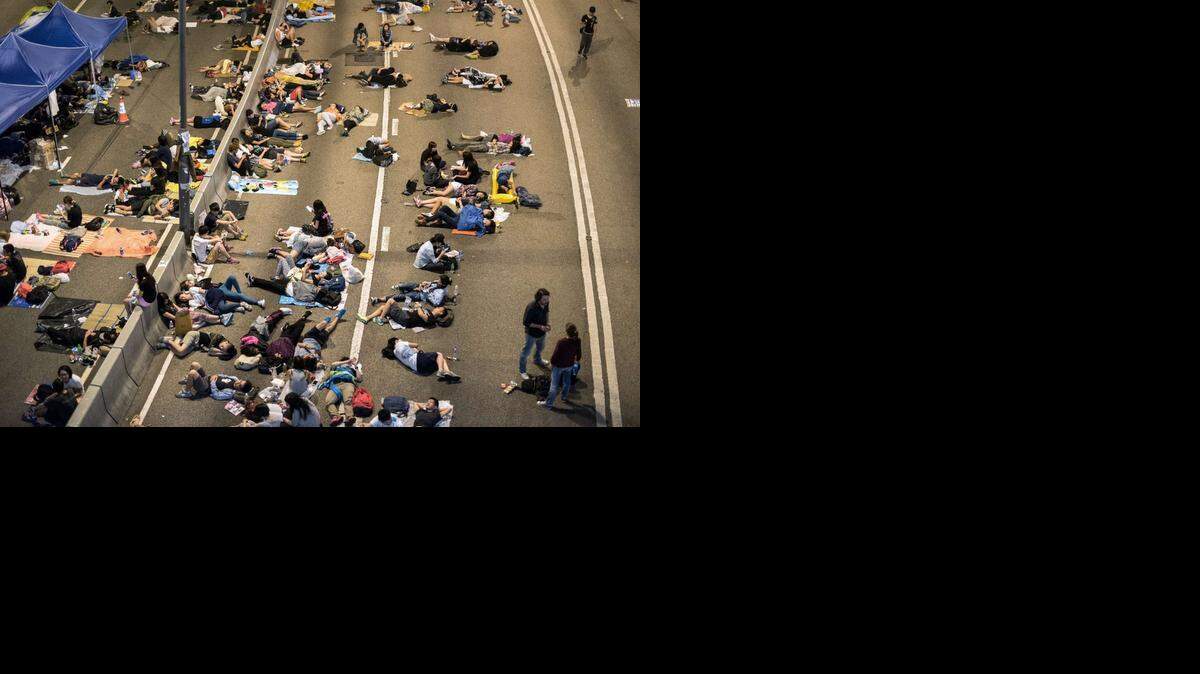 
Varios miles de personas bloqueaban aún los principales accesos al barrio de Admiralty sin ninguna voluntad de marcharse antes de la apertura de un diálogo con el gobierno local.

