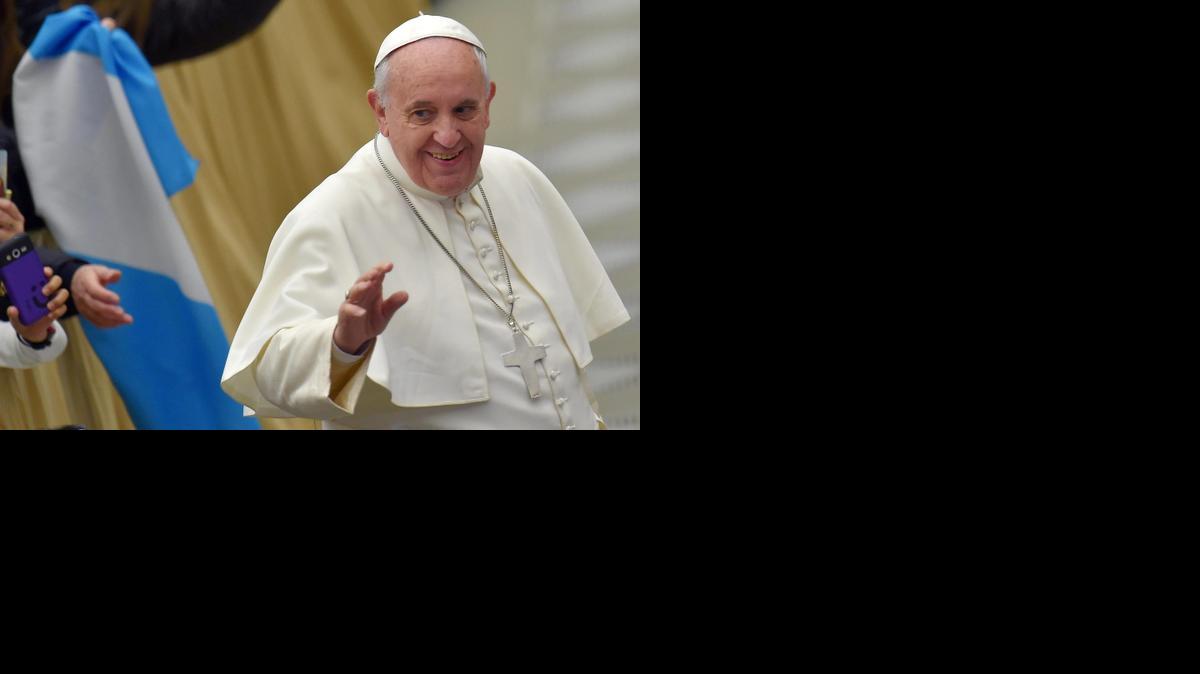 
 El papa Francisco saluda a los fieles durante la audiencia general celebrada en el aula Pablo VI en el Vaticano el miércoles 4 de febrero de 2015. EFE/Ettore Ferrari
