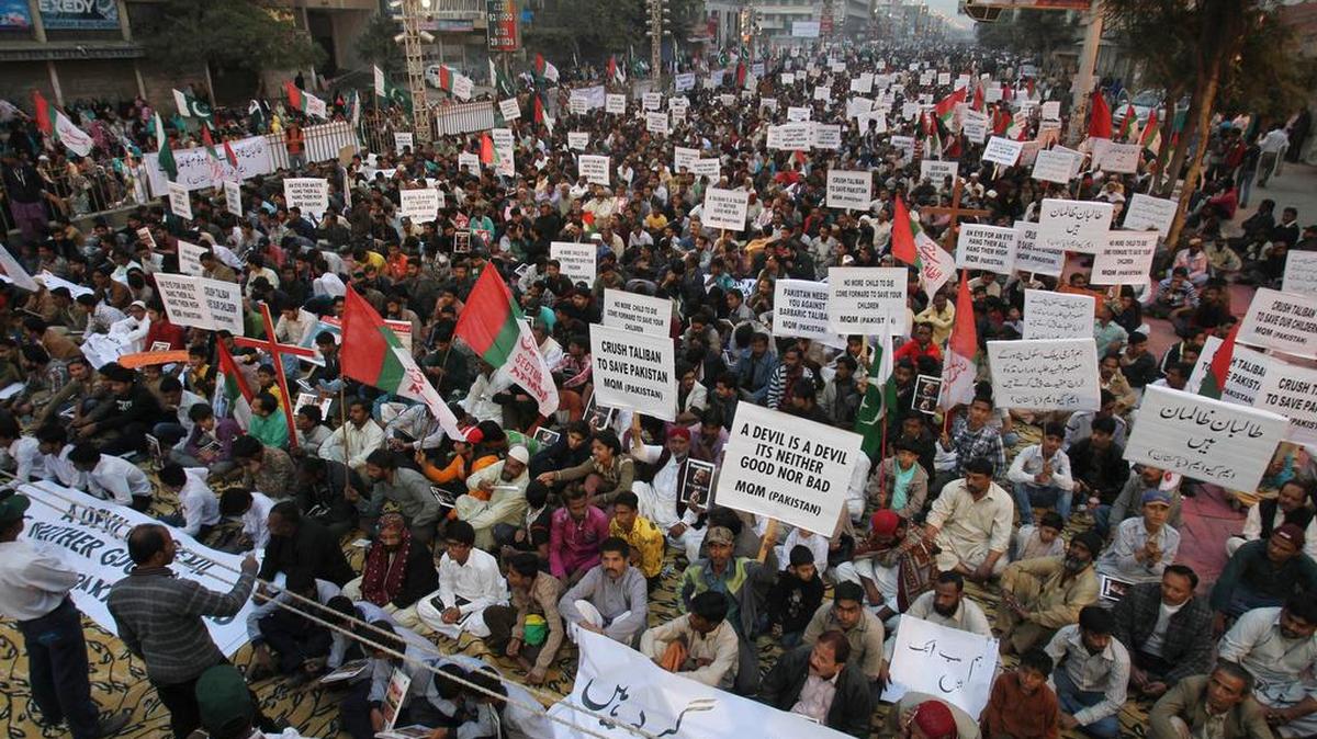 
El ataque al colegio conmocionó al país y fue la razón esgrimida por el Gobierno de Nawaz Sharif para poner punto final a la moratoria a la aplicación de la pena de muerte vigente desde 2008.
