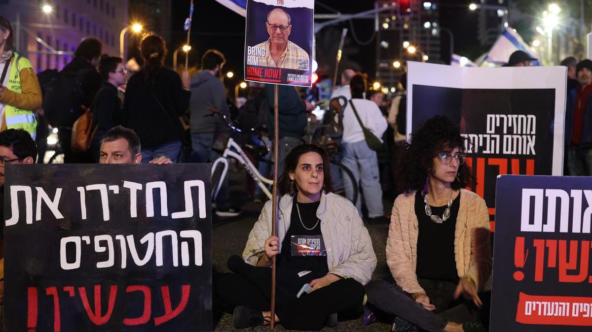 Los israelíes participan en una protesta tras la noticia del ejército israelí de que tres rehenes murieron en Gaza por fuego amigo el 15 de diciembre. Soldados israelíes mataron accidentalmente a tres rehenes en Gaza.