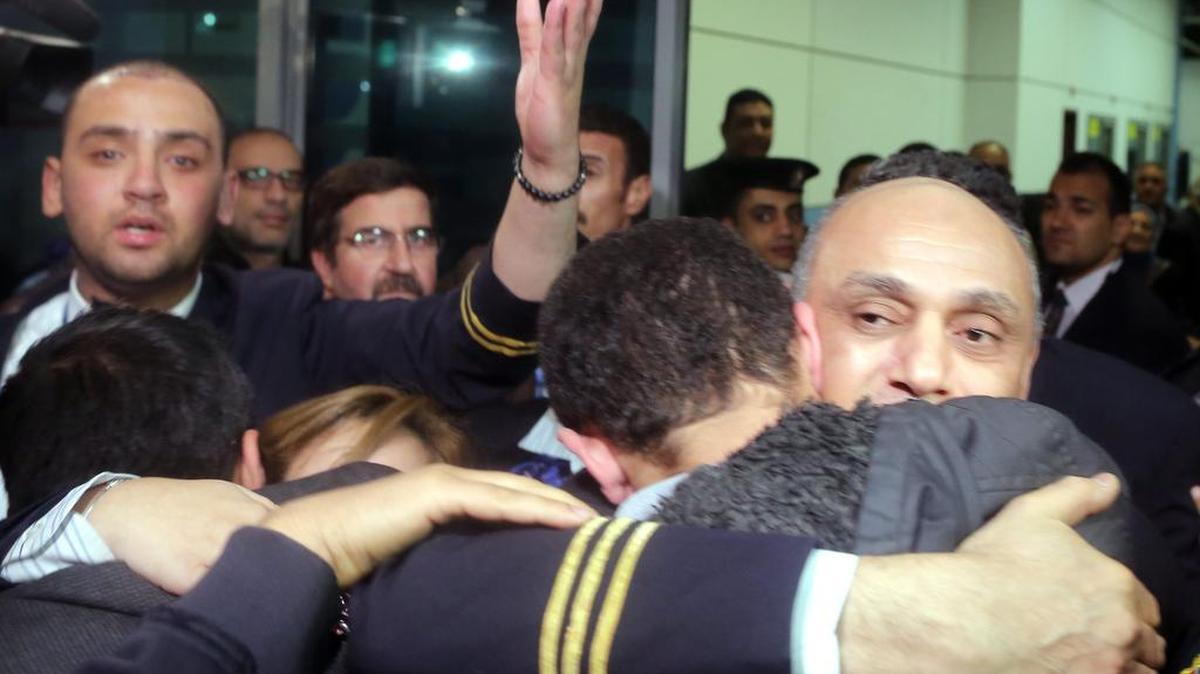 Los pasajeros y la tripulación del avión de Egyptair secuestrado y forzado a aterrizar en el aeropuerto chipriota de Lárnaca regresaron sanos y salvo el martes a Egipto.
