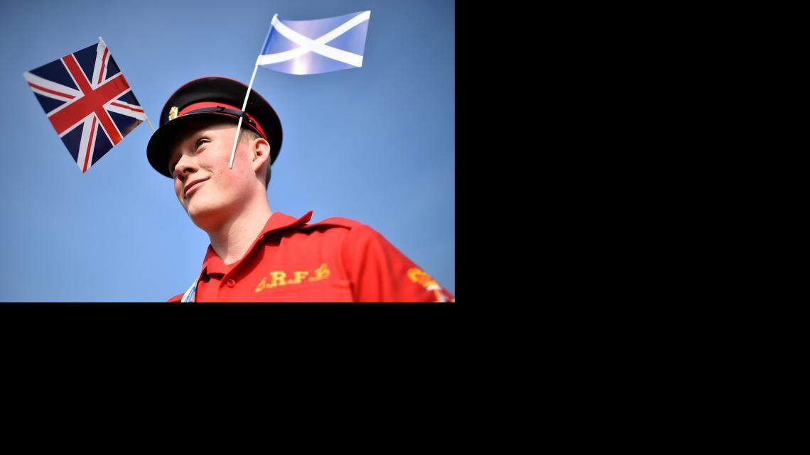 
Un miembro de la radical Orden de Orange de Escocia se prepara antes de una marcha en Edimburgo, el 13 de septiembre de 2014.
