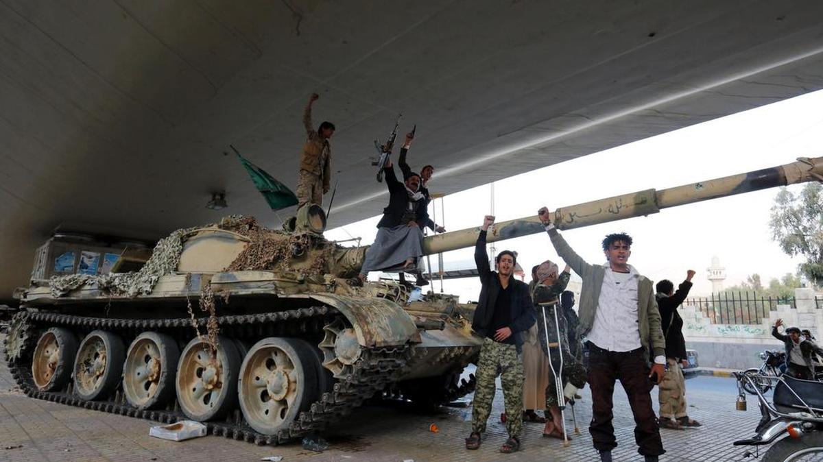 Rebeldes hutíes gritan consignas en las inmediaciones de la casa del ex presidente yemení, Ali Abdalá Saleh, después de asesinarlo, en Saná, (Yemen) el 4 de diciembre del 2017. Los habitantes del sur de la capital yemení permanecen atrapados en sus casas, muchos de ellos sin agua, debido a los enfrentamientos armados entre los rebeldes hutíes y combatientes de su antiguo aliado el ex presidente Ali Abdalá Saleh.