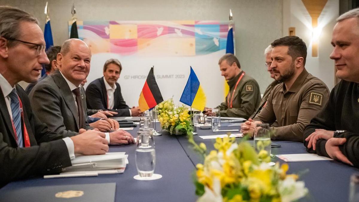 El canciller alemán Olaf Scholz (SPD) se reúne con Volodymyr Selenskyj, presidente de Ucrania, en el Prince Hotel el segundo día de la Cumbre del G7. En la reunión de las principales naciones industriales democráticas, la atención se centrará en la guerra de agresión rusa contra Ucrania, el trato con China, el desarme nuclear y la protección del clima, entre otros temas.