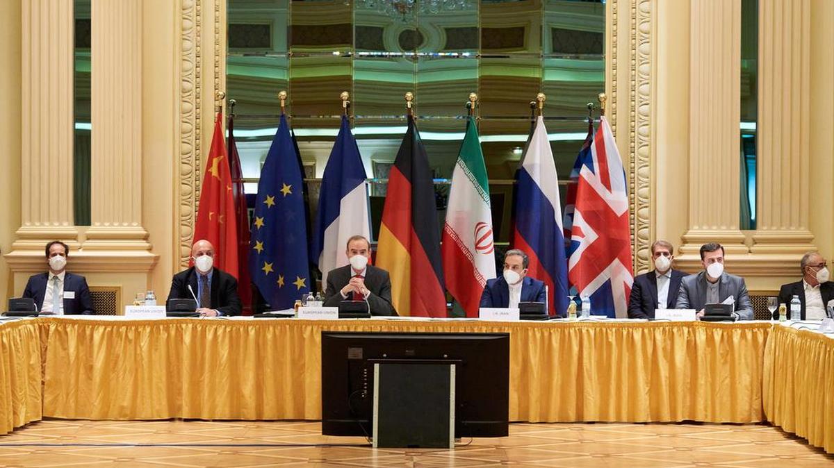 Representantes de la Unión Europea e Irán asisten a las conversaciones sobre el acuerdo nuclear en el Grand Hotel en Viena, Austria, el 6 de abril del 2021.