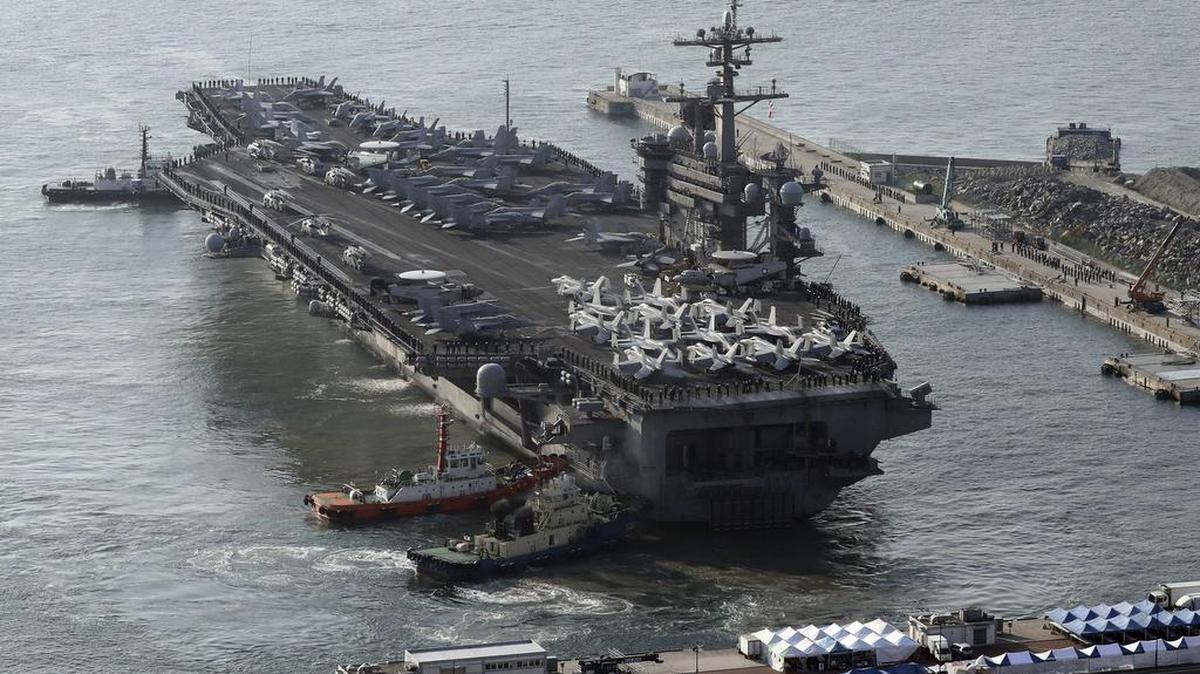 En esta foto de archivo del 15 de marzo de 2017, el portaaviones de la Armada estadounidense USS Carl Vinson se acerca para participar en el ejercicio militar conjunto anual llamado Foal Eagle entre Corea del Sur y los Estados Unidos, en el puerto de Busan en Busan, Corea del Sur.