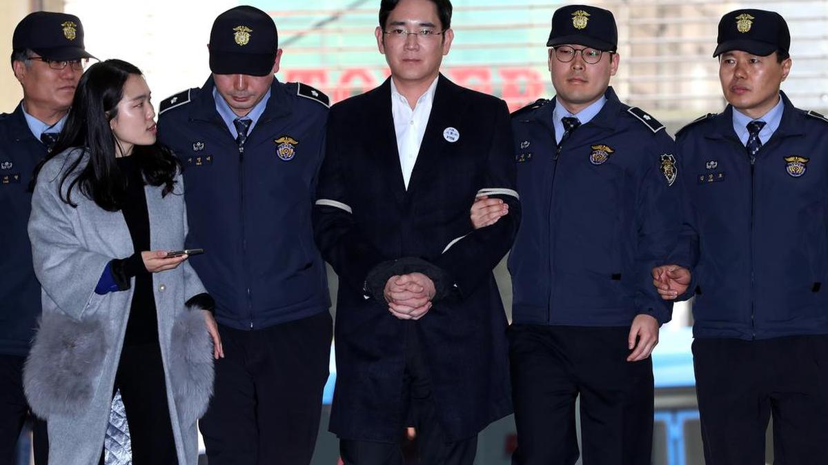 Jay Y. Lee (centro), vicepresidente de Samsung Electronics, es escoltado por la policía camino a un interrogatorio, el 25 de febrero, en Seúl.