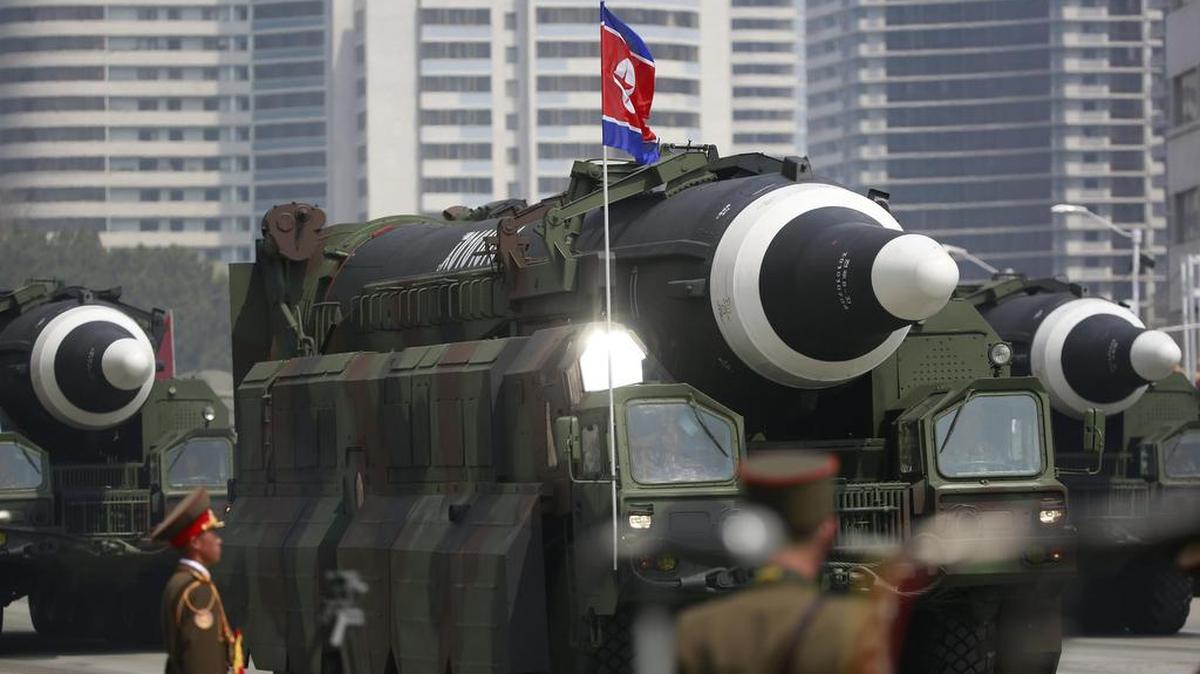 Un fastuoso desfile militar, en donde miles de personas marcharon, sirvió de trasfondo para que Corea del Norte desplegara sus misiles. El evento se realizó el sábado en Pyongyang para conmemorar el 105 aniversario del nacimiento del dictador Kim Il-Sung, fundador del país.