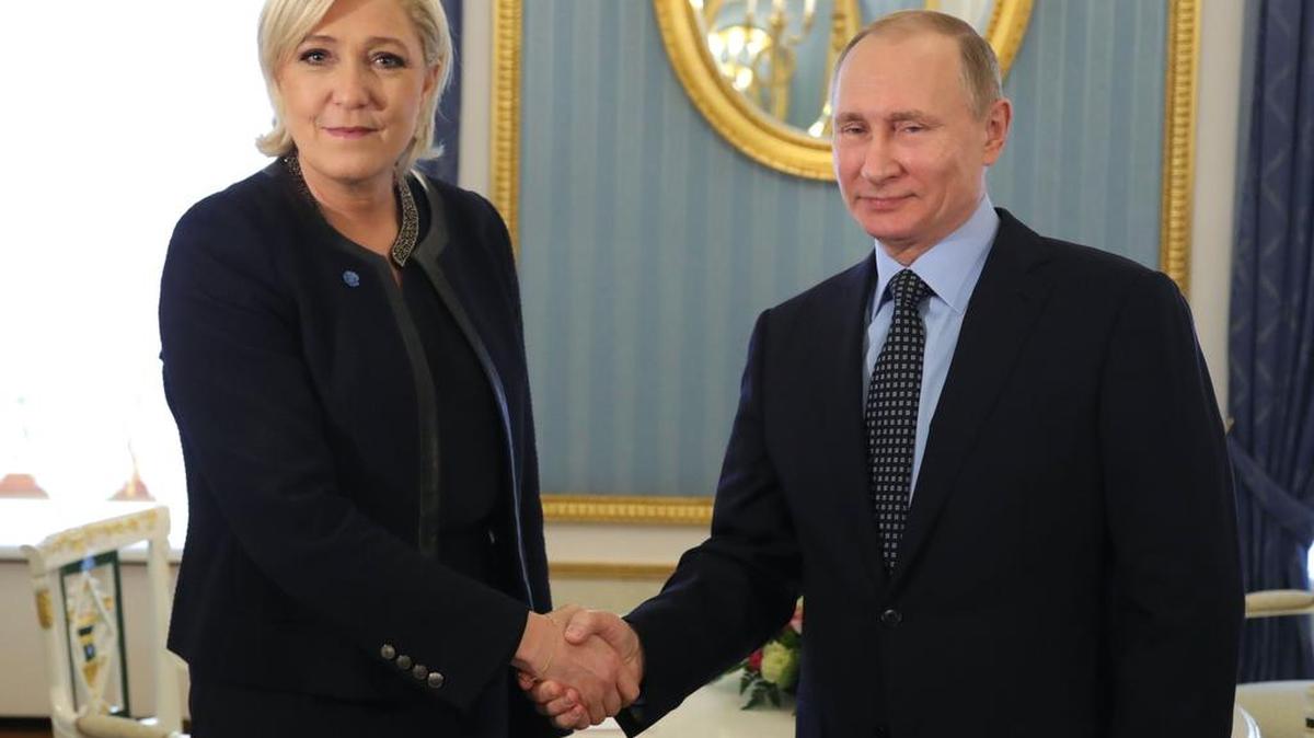 El presidente ruso, Vladimir Putin, se reúne con la candidata presidencial para el partido de extrema derecha Frente Nacional (FN) Marine Le Pen en el Kremlin de Moscú el 24 de marzo de 2017.