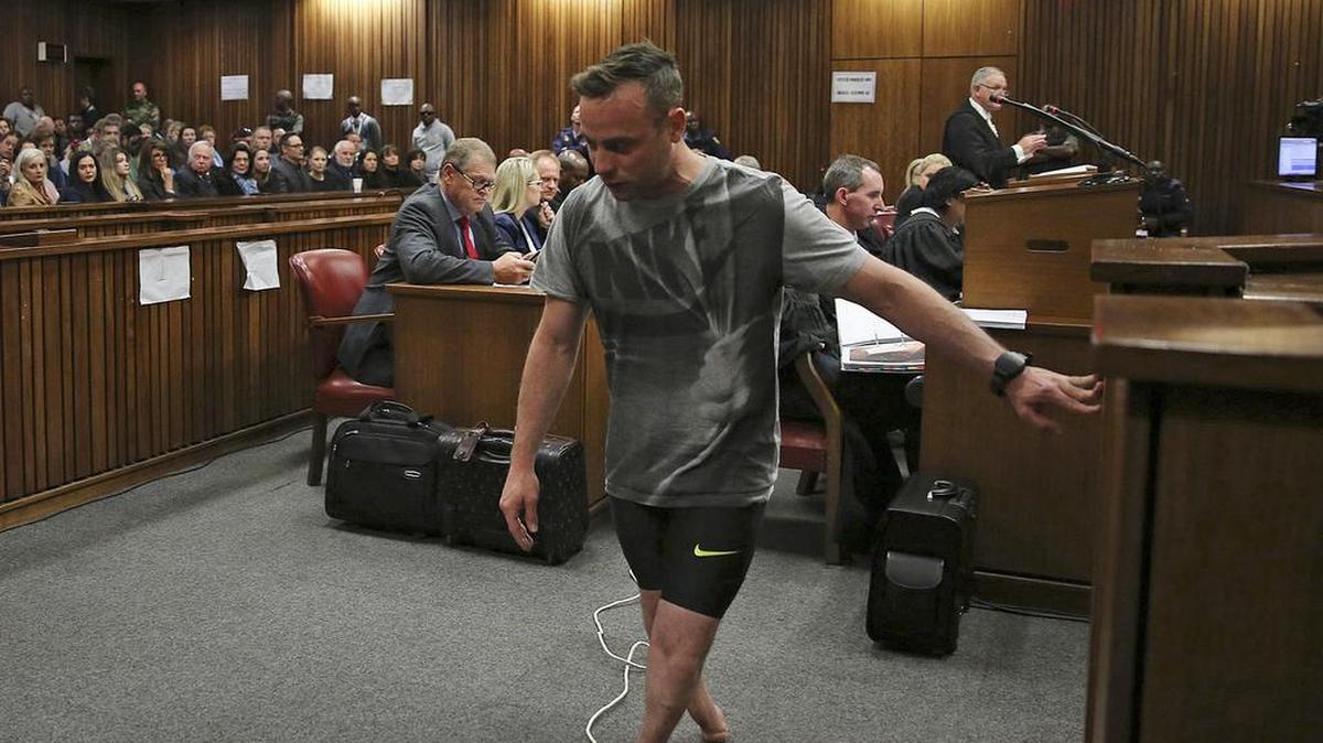Oscar Pistorius camina sobre sus muñones durante una audiencia en Pretoria el miércoles.