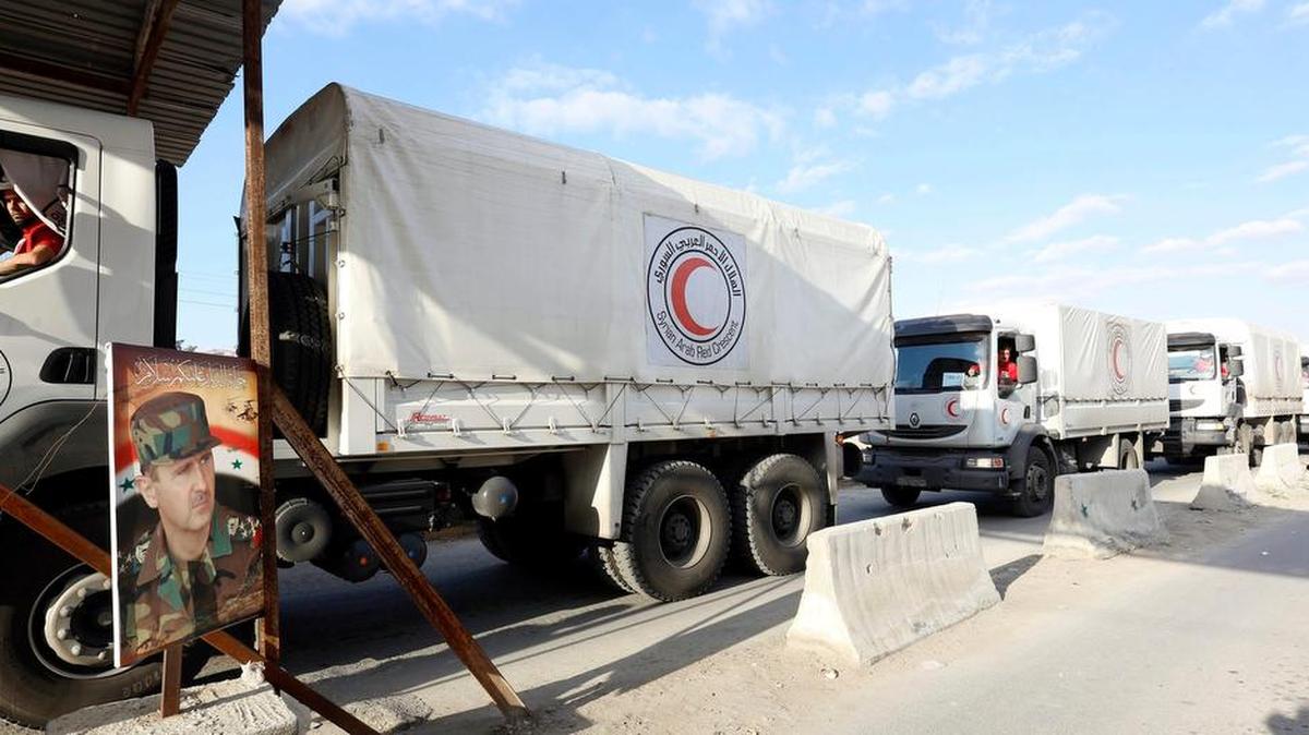 Varios camiones de la Media Luna Roja con ayuda humanitaria entraron el viernes en el campo de refugiados de la ciudad de Douma, en el distrito de Damasco, Siria.