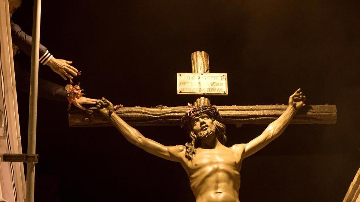 Cristo del Perdón a su paso por la calle Silencio, en Almería, España.