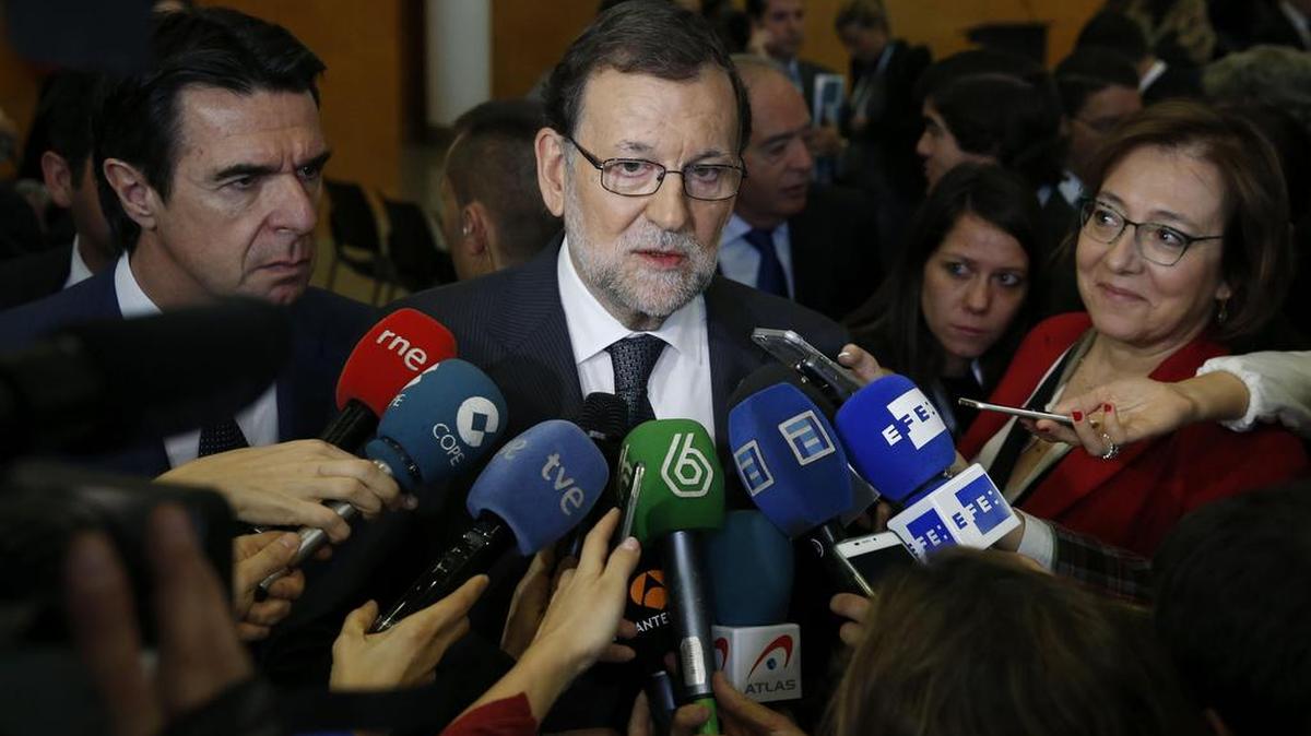 El presidente del Gobierno en funciones, Mariano Rajoy, atiende a los medios en la inauguración del Foro Exceltur de liderazgo turístico celebrado en el recinto ferial de IFEMA.