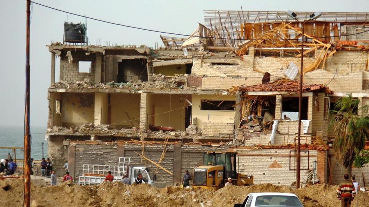 Vista de los daños en el edificio del club de oficiales de la Policía de Al Arish tras un ataque suicida en Arish, Egipto, el miércoles.