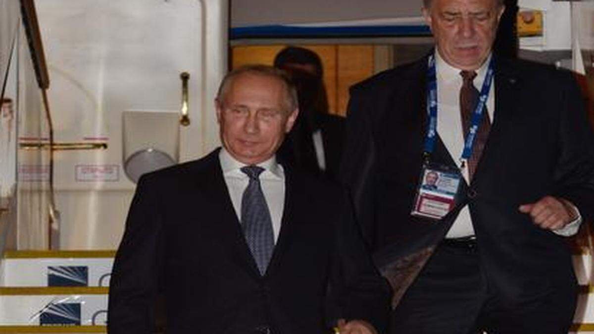 
El presidente ruso Vladimir Putin baja de su avión en Brisbane, Australia, para participar en la cumbre del G-20, que reúne a los líderes de las 20 mayores economías industrializadas  del mundo. 
