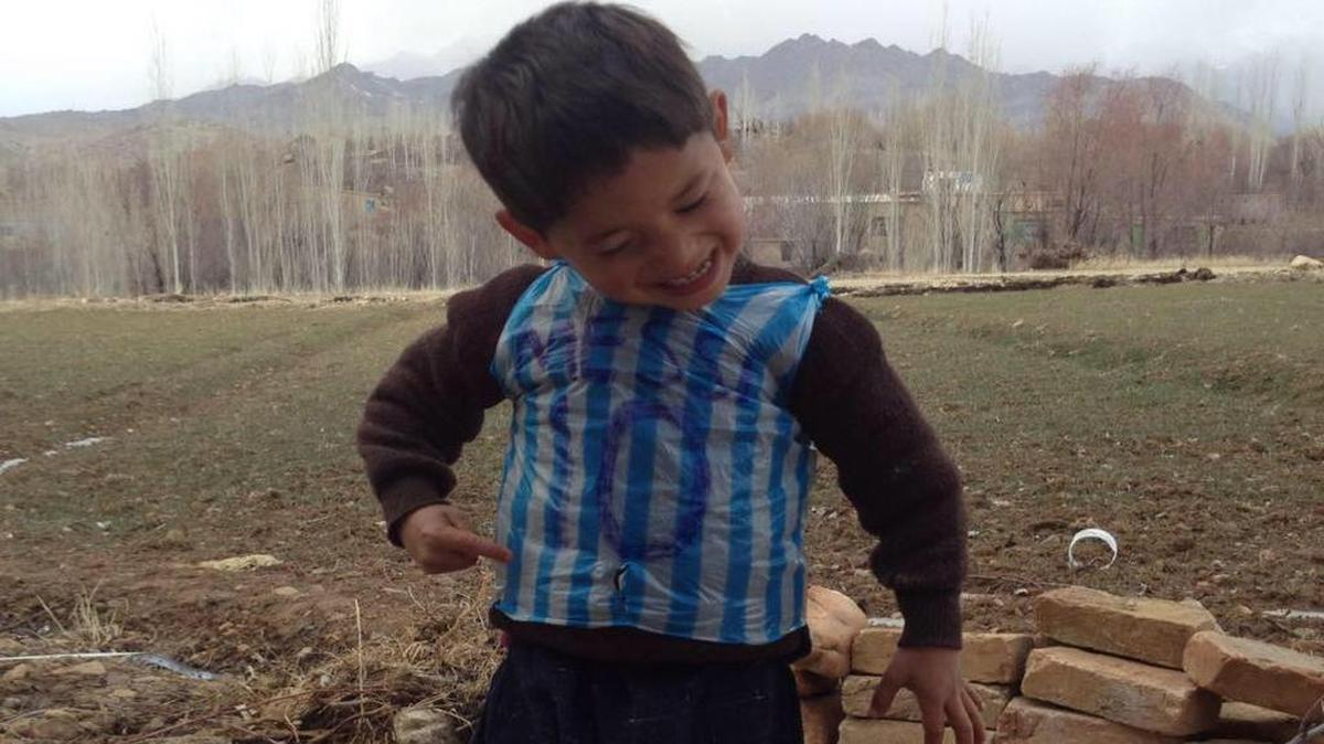 Murtaza Ahmadi, un niño de 5 años es fanático de Lionel Messi.
