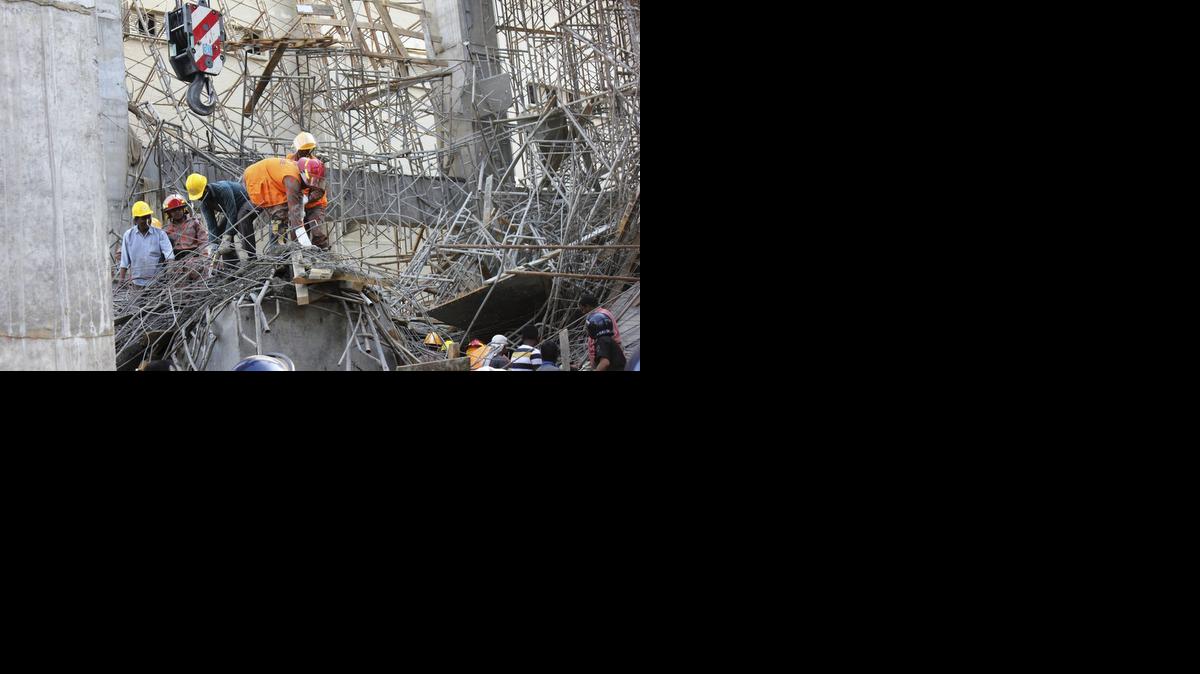 <cutline_leadin>Bomberos y</cutline_leadin> trabajadores tratan de rescatar a supervivientes entre los escombros de un edificio en construcción que se derrumbó, el jueves, en Monlga, Bangladesh.