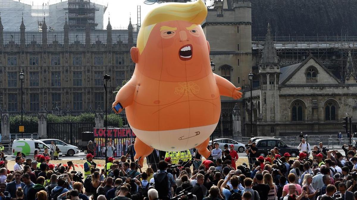 El globo de “Bebé Trump” vuela sobre la plaza del Parlamento durante una protesta en Londres, Reino Unido, el 13 de julio de 2018. 