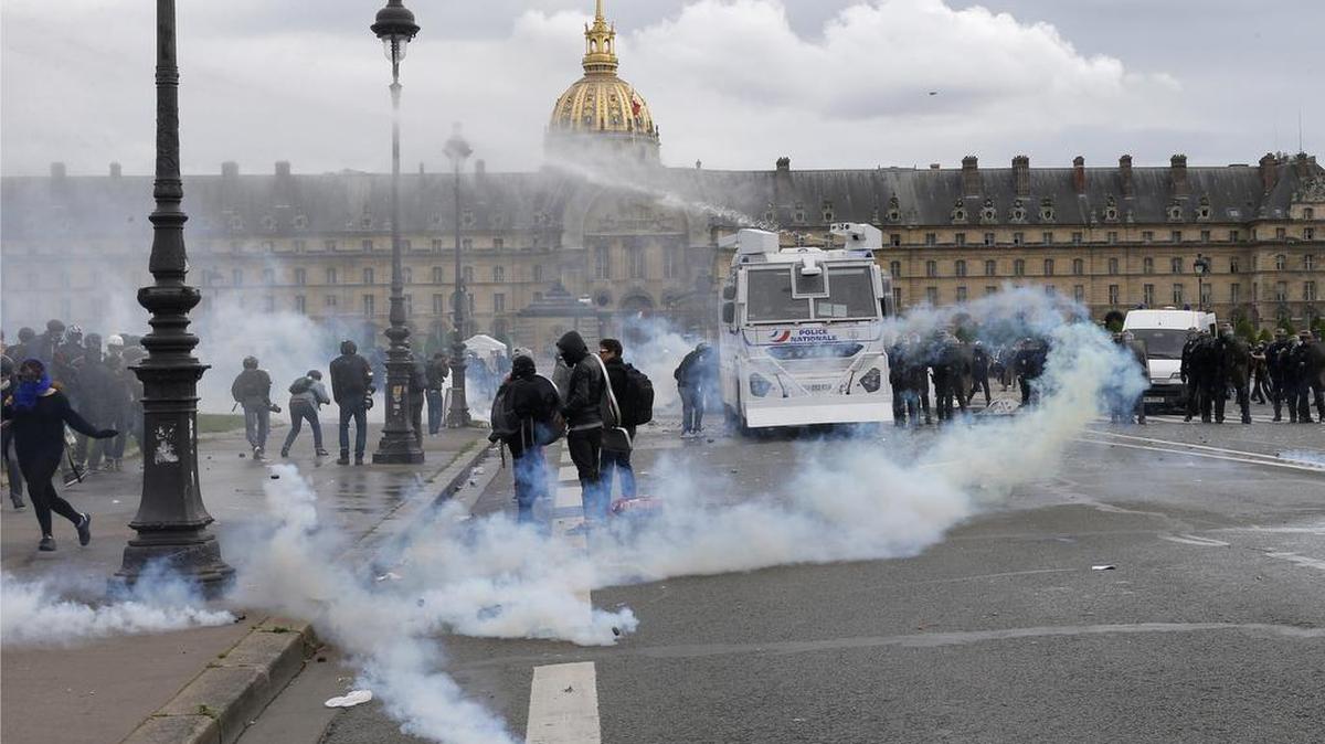 La policía francesa usa el martes gases lacrimógenos y un cañón de agua para dispersar a los manifestantes en el centro de París.